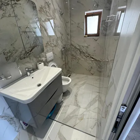 Anila's Triple With Grand Terrace Apartment
