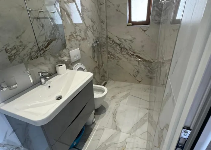 Anila's Triple With Grand Terrace Apartment